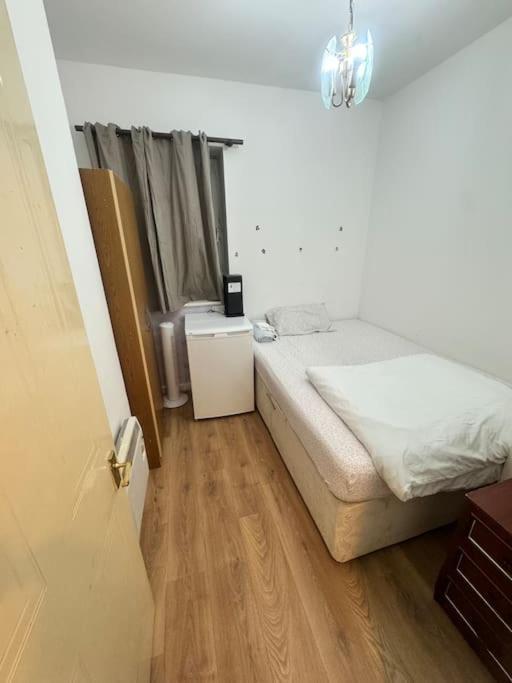 Private Double Bedroom In Hounslow Near Heathrow London Exterior photo